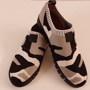 NEW J. Renee Play Summer Size 9M black-gray-white colors #138
